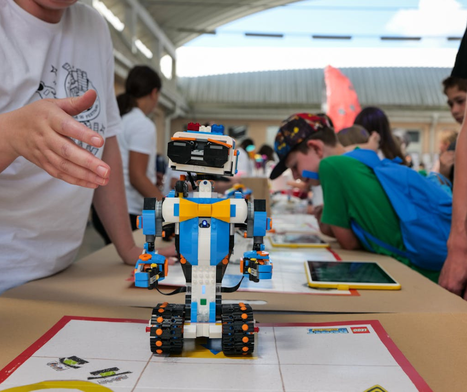 Niños aprendiendo robótica en taller educativo