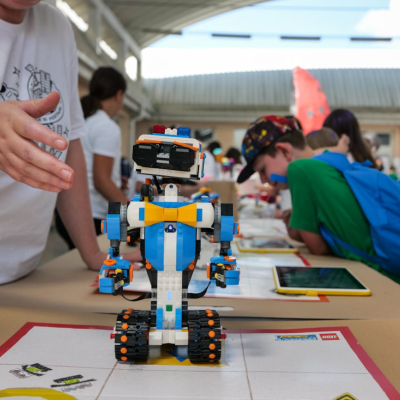 Niños aprendiendo robótica en taller educativo